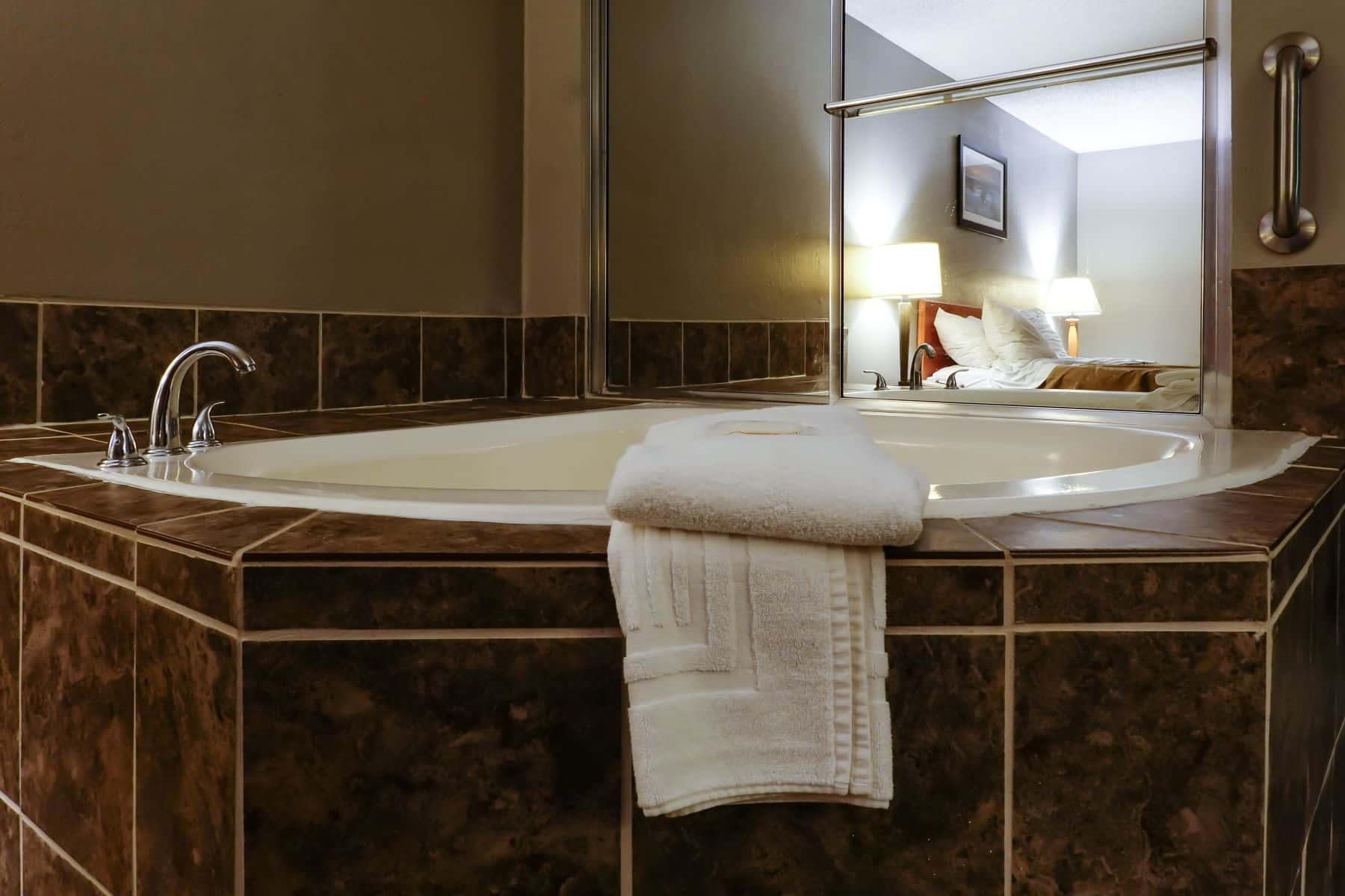 Jacuzzi in hotel room